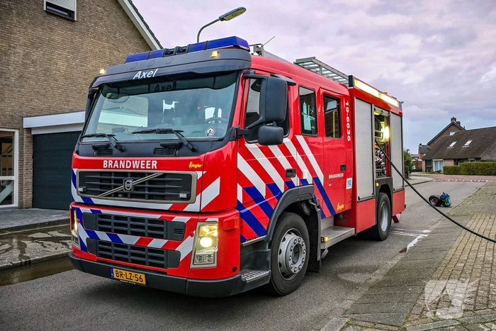 Brandweer blust brand in achtertuin