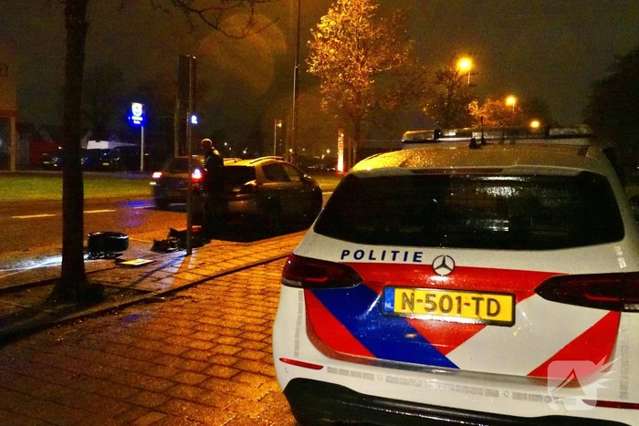 Automobilist rijdt wiel geparkeerde auto eraf