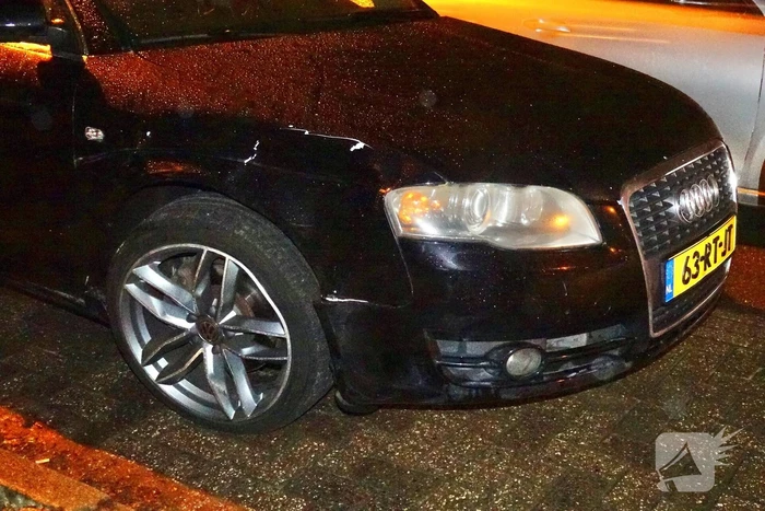 Automobilist rijdt wiel geparkeerde auto eraf