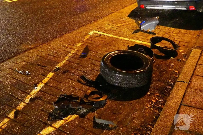 Automobilist rijdt wiel geparkeerde auto eraf