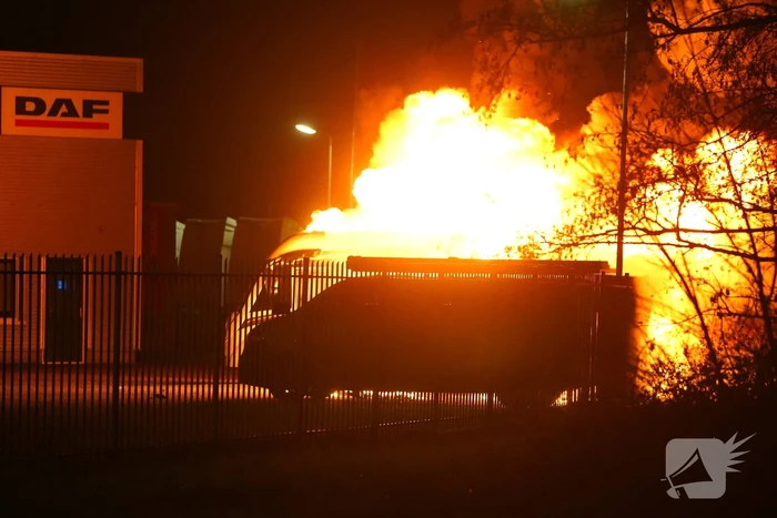Meerdere voertuigen gaan in vlammen op bij bedrijfswagenspecialist