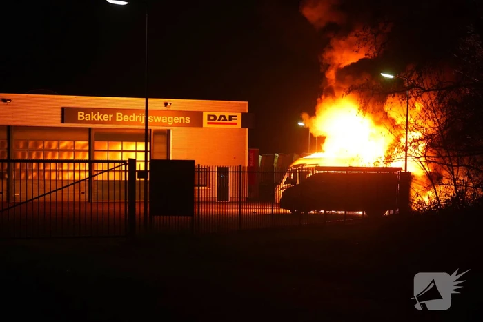 Meerdere voertuigen gaan in vlammen op bij bedrijfswagenspecialist