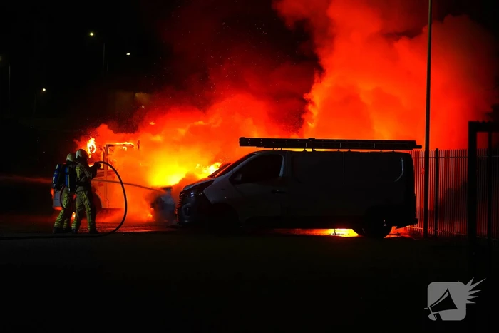 Meerdere voertuigen gaan in vlammen op bij bedrijfswagenspecialist