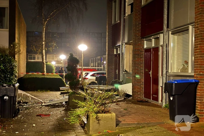 Voorgevel woning verwoest door explosie