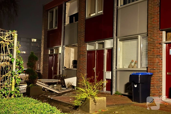 Voorgevel woning verwoest door explosie