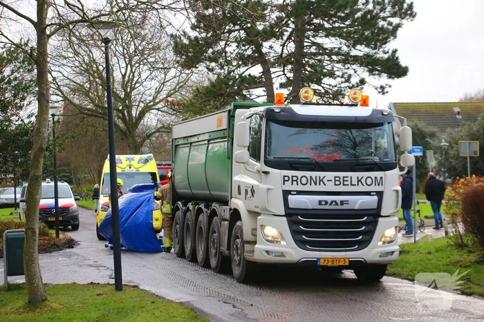 Persoon onder vrachtwagen