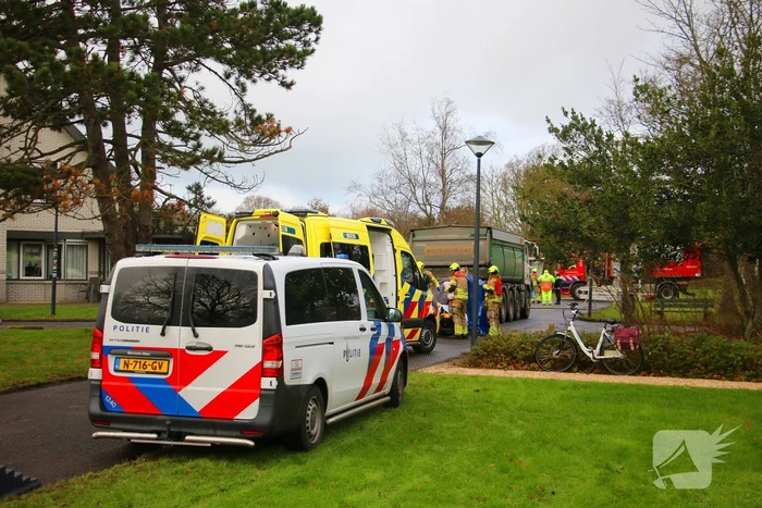 Persoon onder vrachtwagen