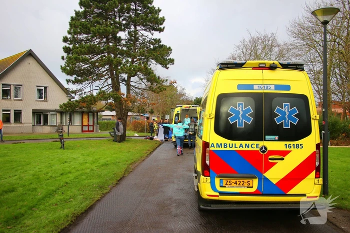 Persoon onder vrachtwagen