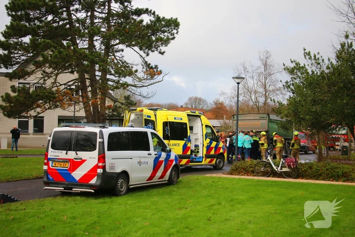 Persoon onder vrachtwagen