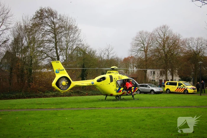 Persoon onder vrachtwagen