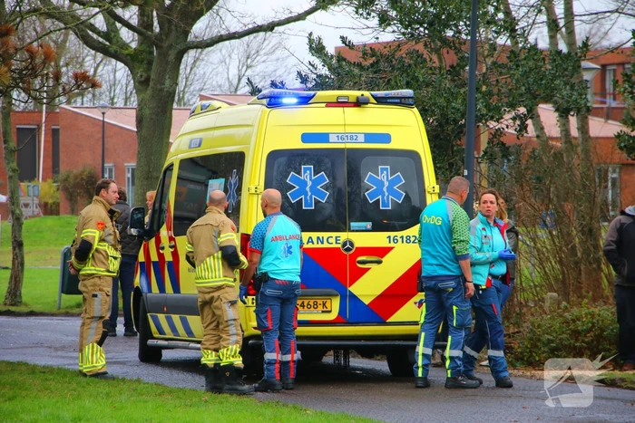 Persoon onder vrachtwagen