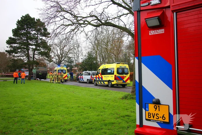 Persoon onder vrachtwagen