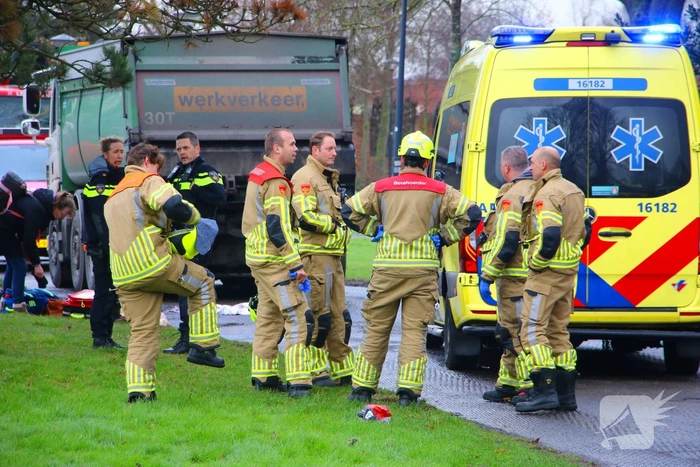 Persoon onder vrachtwagen