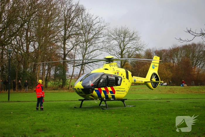 Persoon onder vrachtwagen
