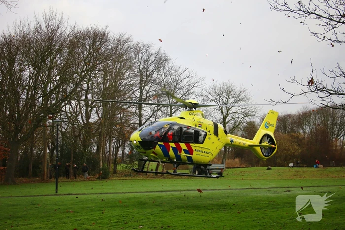 Persoon onder vrachtwagen