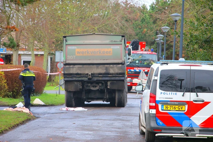 Persoon onder vrachtwagen