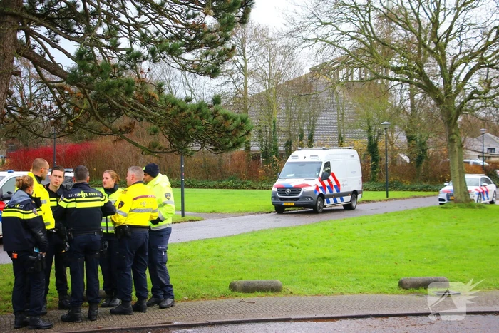 Persoon onder vrachtwagen