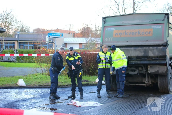 Persoon onder vrachtwagen