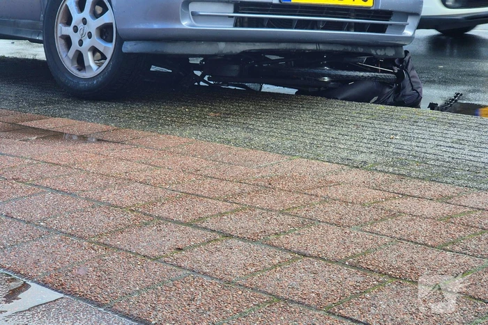 Fiets vast onder auto bij aanrijding