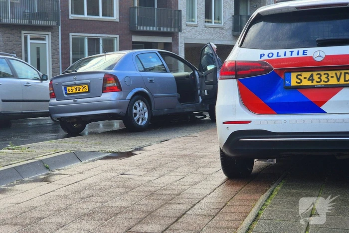 Fiets vast onder auto bij aanrijding