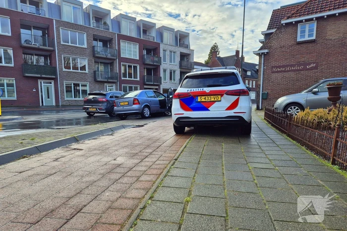 Fiets vast onder auto bij aanrijding