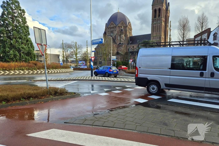 Fiets vast onder auto bij aanrijding