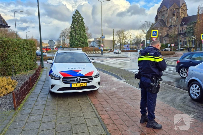 Fiets vast onder auto bij aanrijding