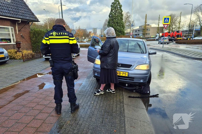 Fiets vast onder auto bij aanrijding