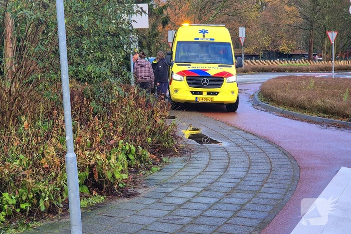 Fiets vast onder auto bij aanrijding
