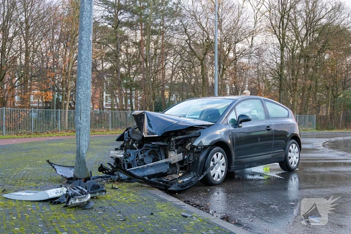 Automobilist tegen lantaarnpaal gebotst