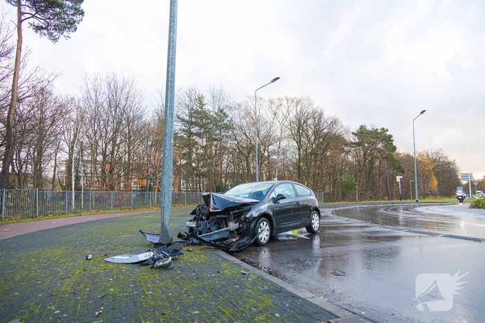 Automobilist tegen lantaarnpaal gebotst
