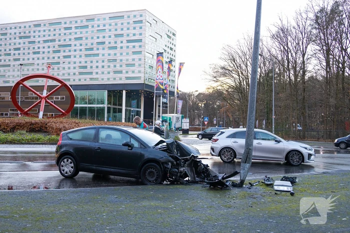 Automobilist tegen lantaarnpaal gebotst