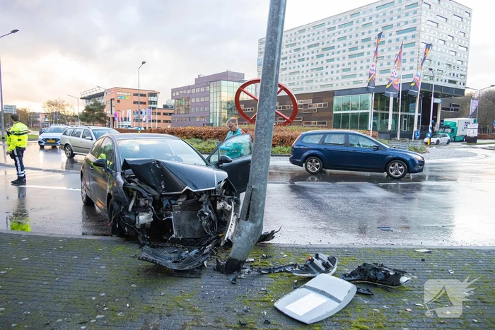 Automobilist tegen lantaarnpaal gebotst