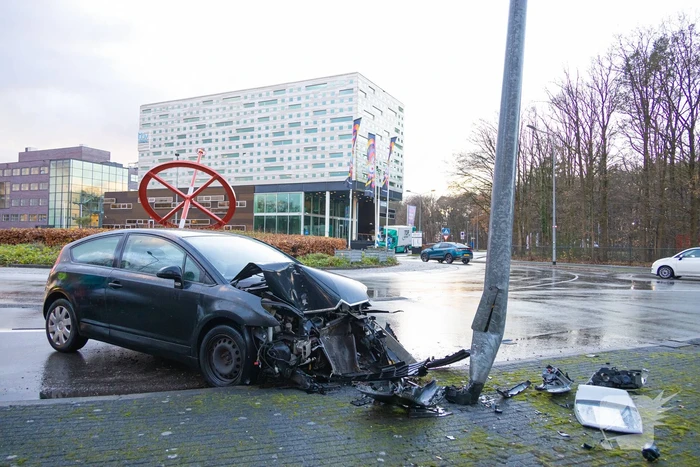 Automobilist tegen lantaarnpaal gebotst