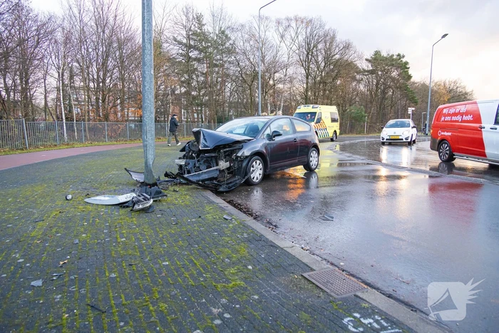 Automobilist tegen lantaarnpaal gebotst