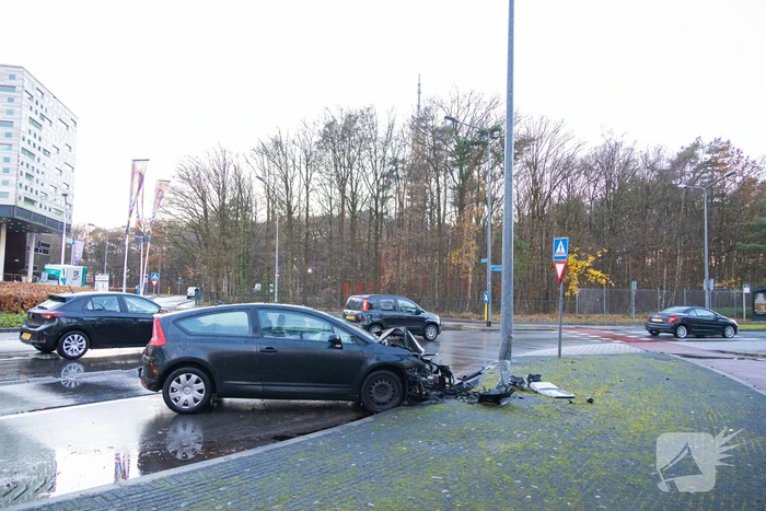 Automobilist tegen lantaarnpaal gebotst