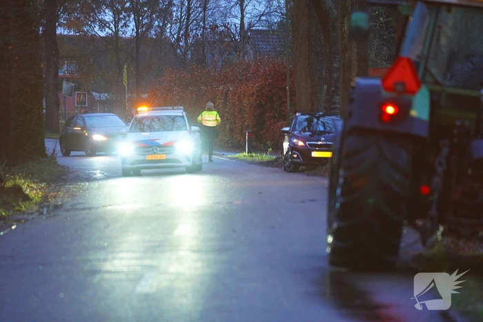 Auto op de kop na botsing met trekker en boom