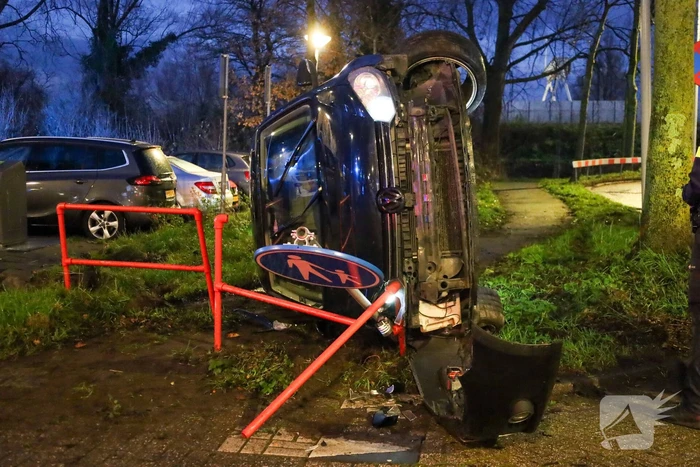 Automobilist vliegt uit de bocht belandt op zijn kant