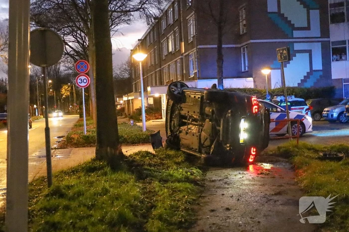 Automobilist vliegt uit de bocht belandt op zijn kant
