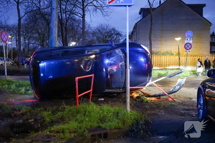 Automobilist vliegt uit de bocht belandt op zijn kant