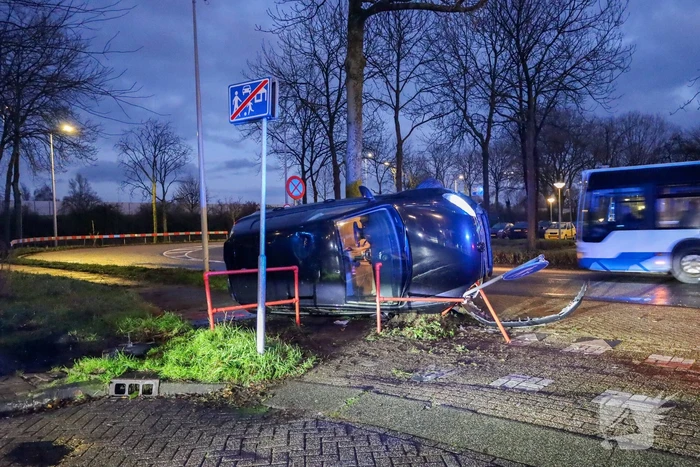 Automobilist vliegt uit de bocht belandt op zijn kant