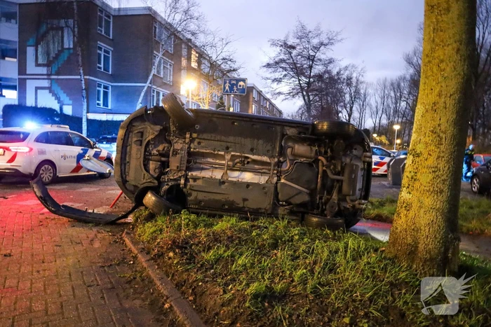 Automobilist vliegt uit de bocht belandt op zijn kant