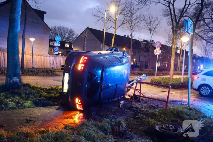 Automobilist vliegt uit de bocht belandt op zijn kant
