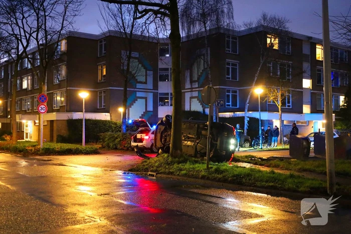 Automobilist vliegt uit de bocht belandt op zijn kant