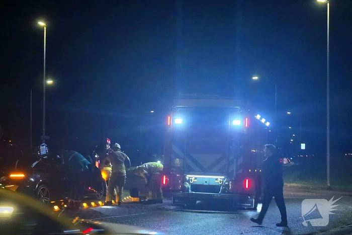 Auto belandt op midden van rotonde na botsing