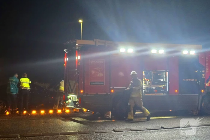 Auto belandt op midden van rotonde na botsing