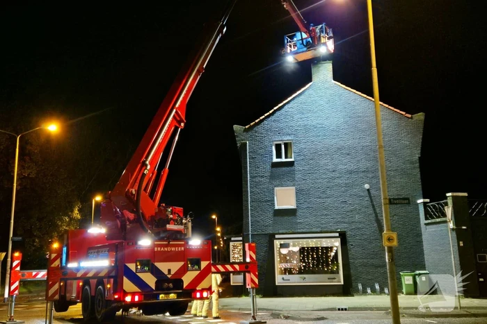 Rotonde geblokkeerd door brandweer wegens schoorsteenbrand