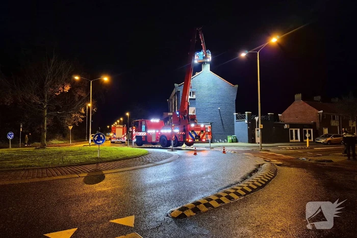 Rotonde geblokkeerd door brandweer wegens schoorsteenbrand