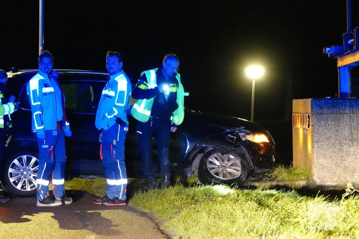 Automobilist vliegt uit de bocht en knalt tegen muur