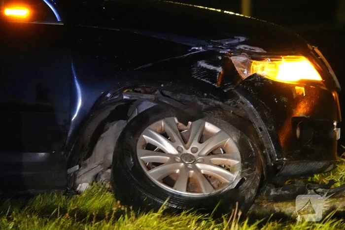 Automobilist vliegt uit de bocht en knalt tegen muur